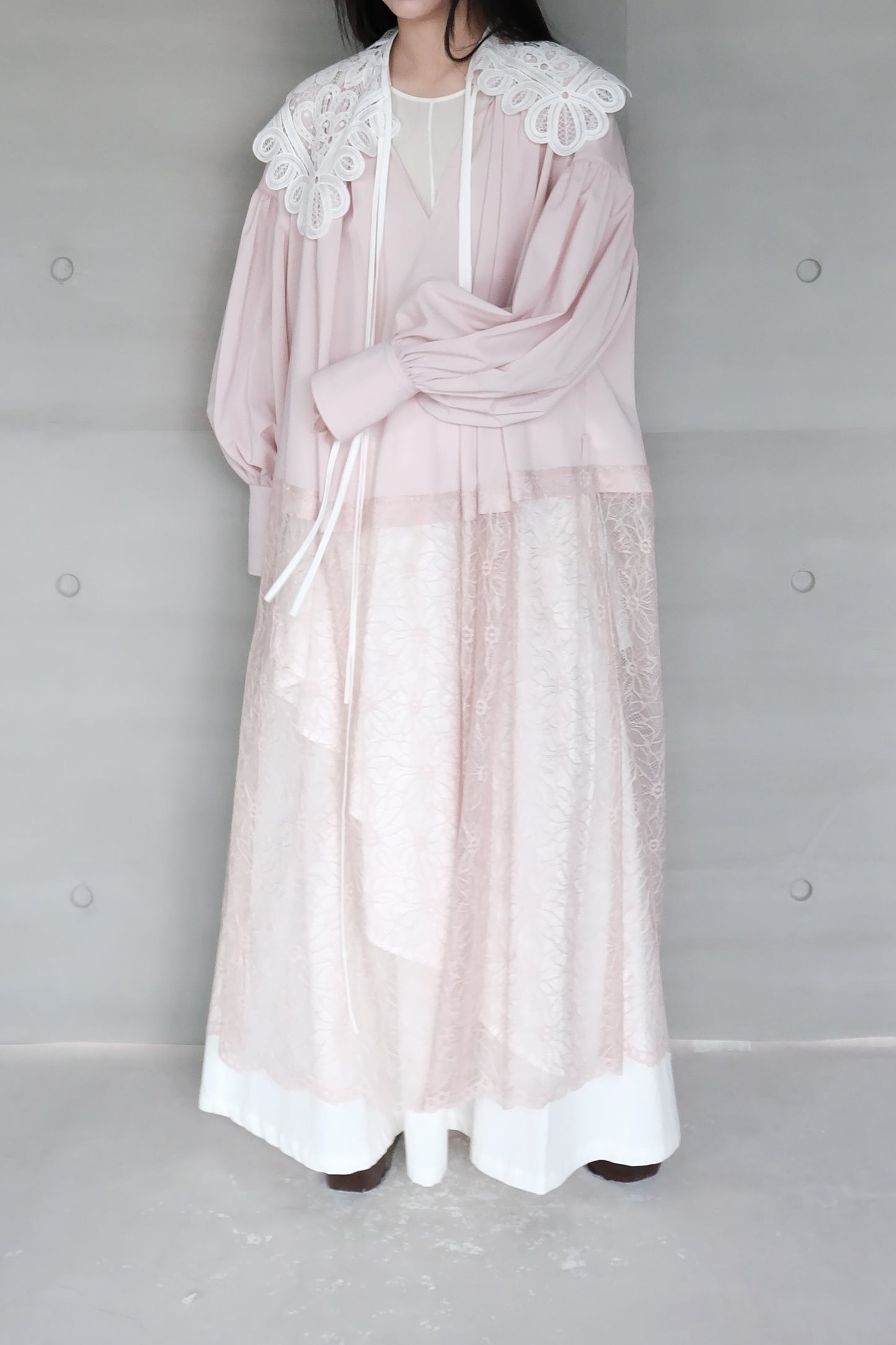 lace-paneled dress with voluminous sleeves - light pink ( in-stock)