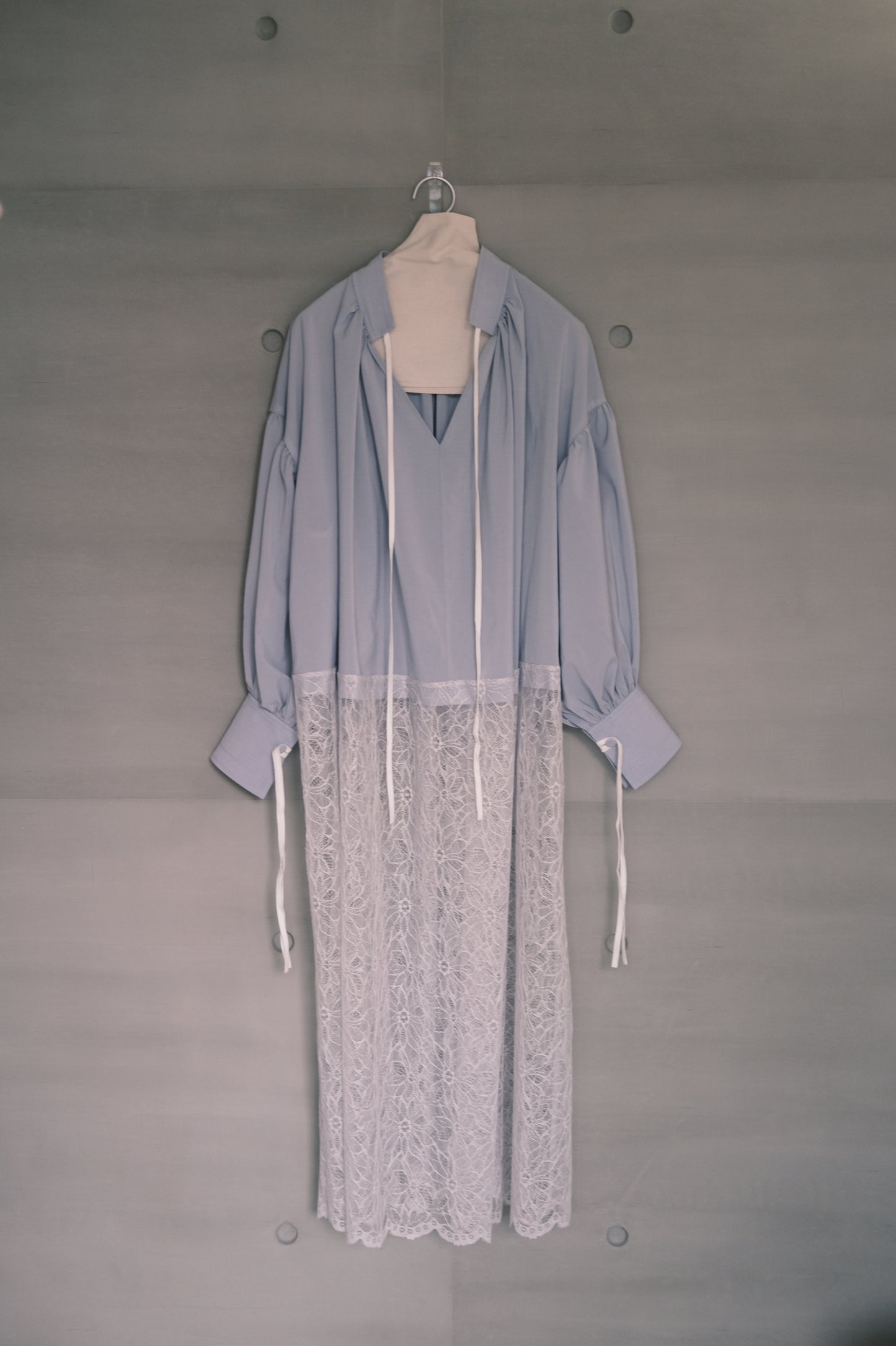 lace-paneled dress with voluminous sleeves - baby blue (last piece)