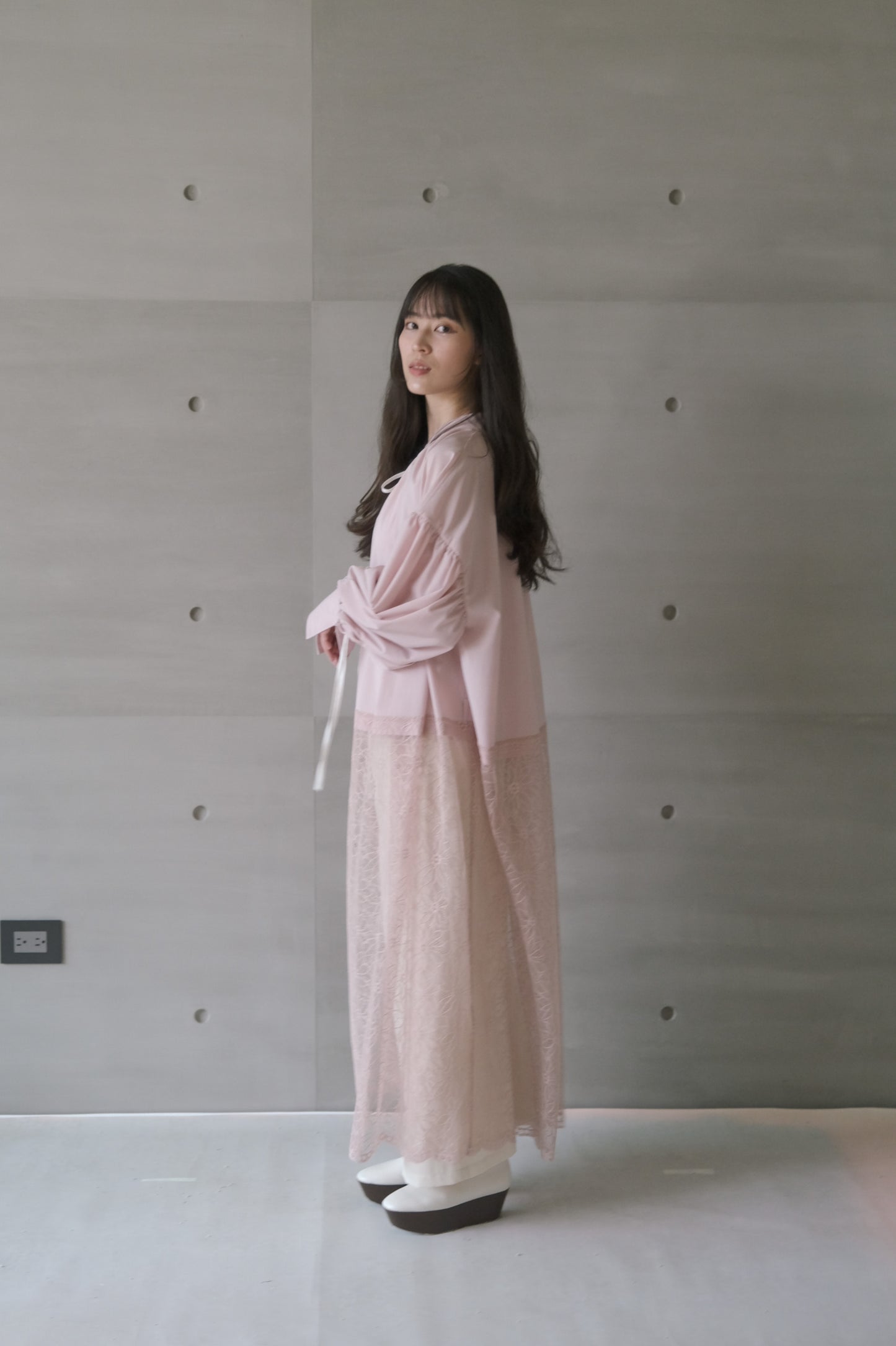 lace-paneled dress with voluminous sleeves - light pink ( in-stock)