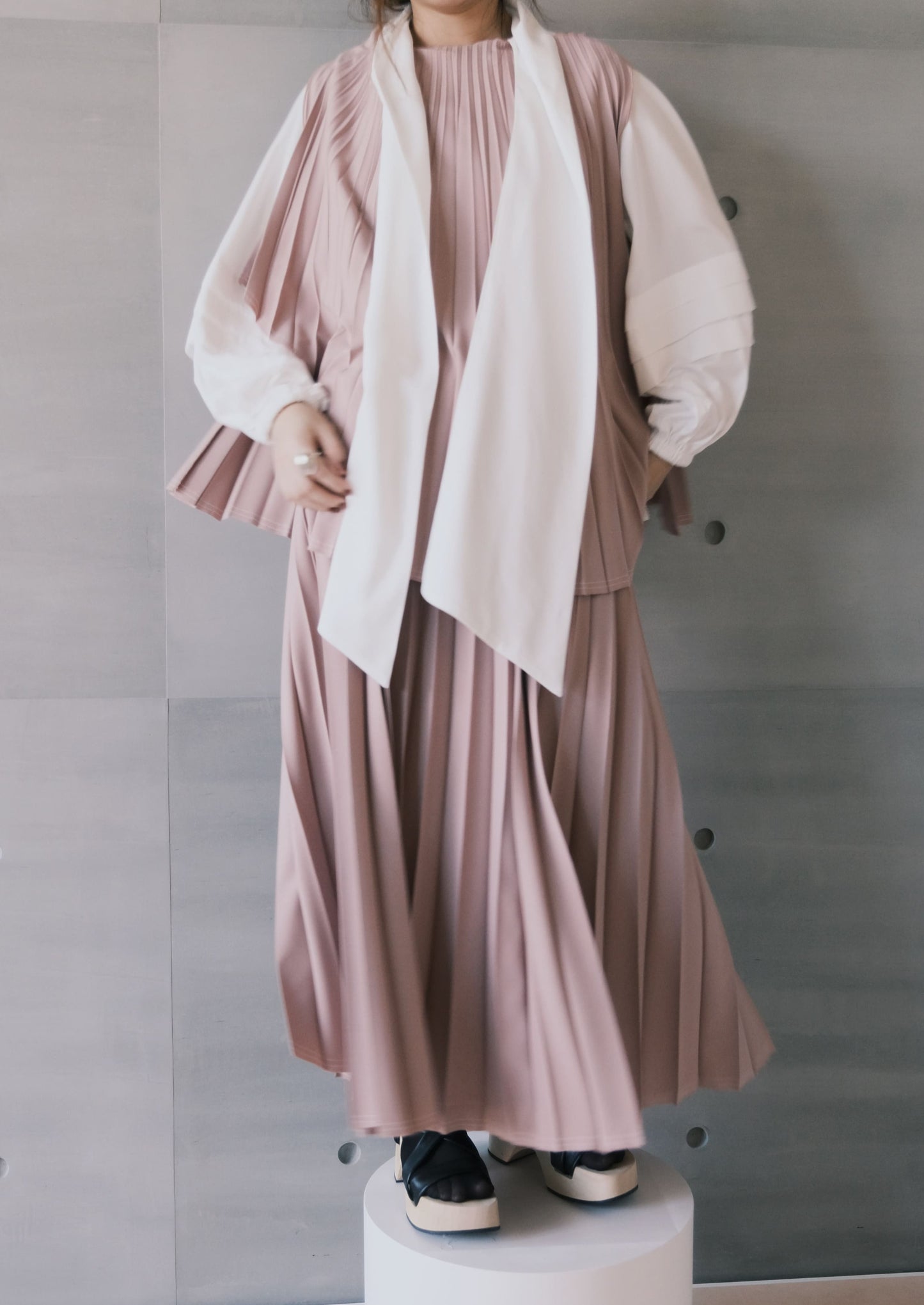 raw-edge curved-hem pleated skirt - dusty pink