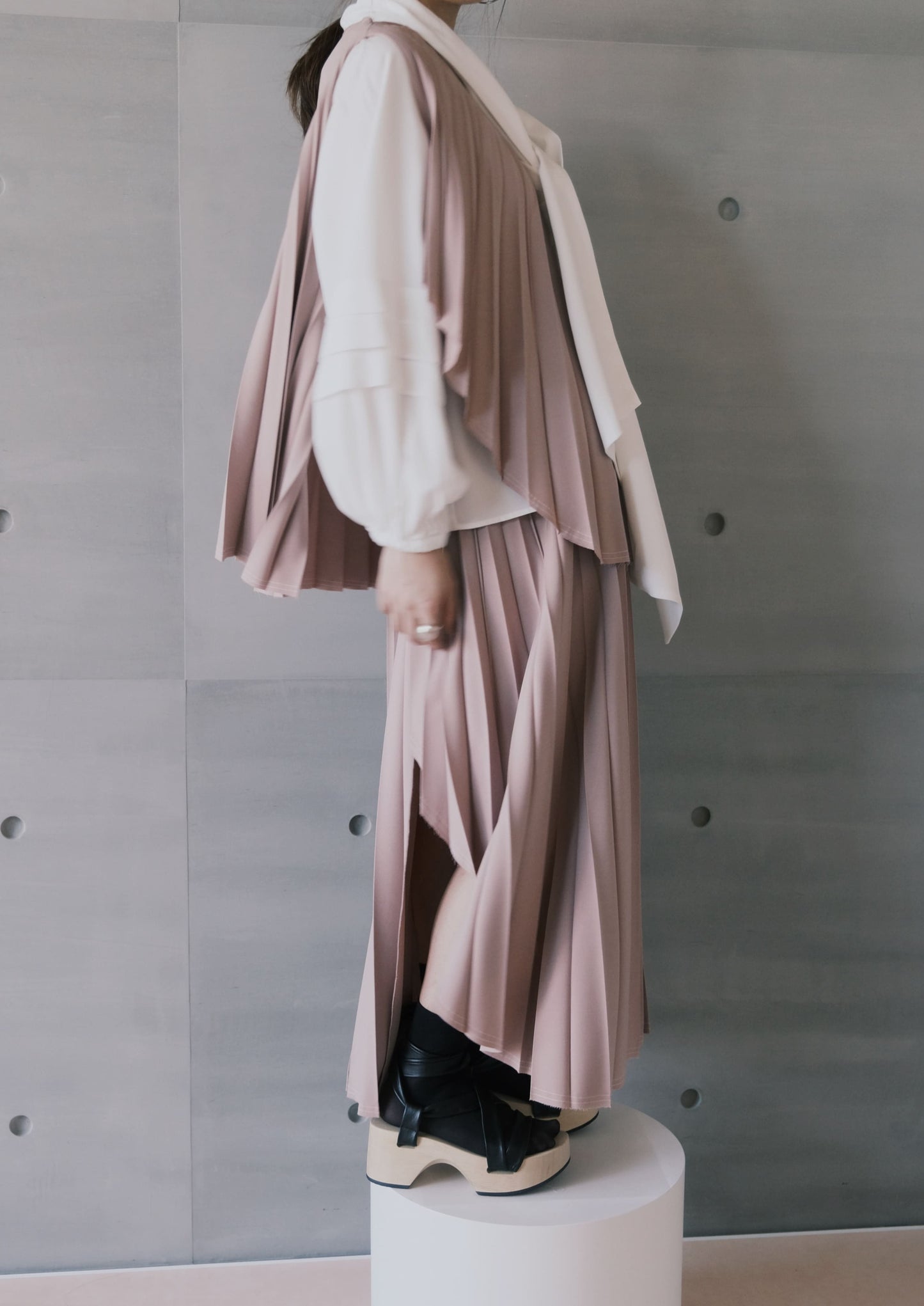 raw-edge curved-hem pleated skirt - dusty pink