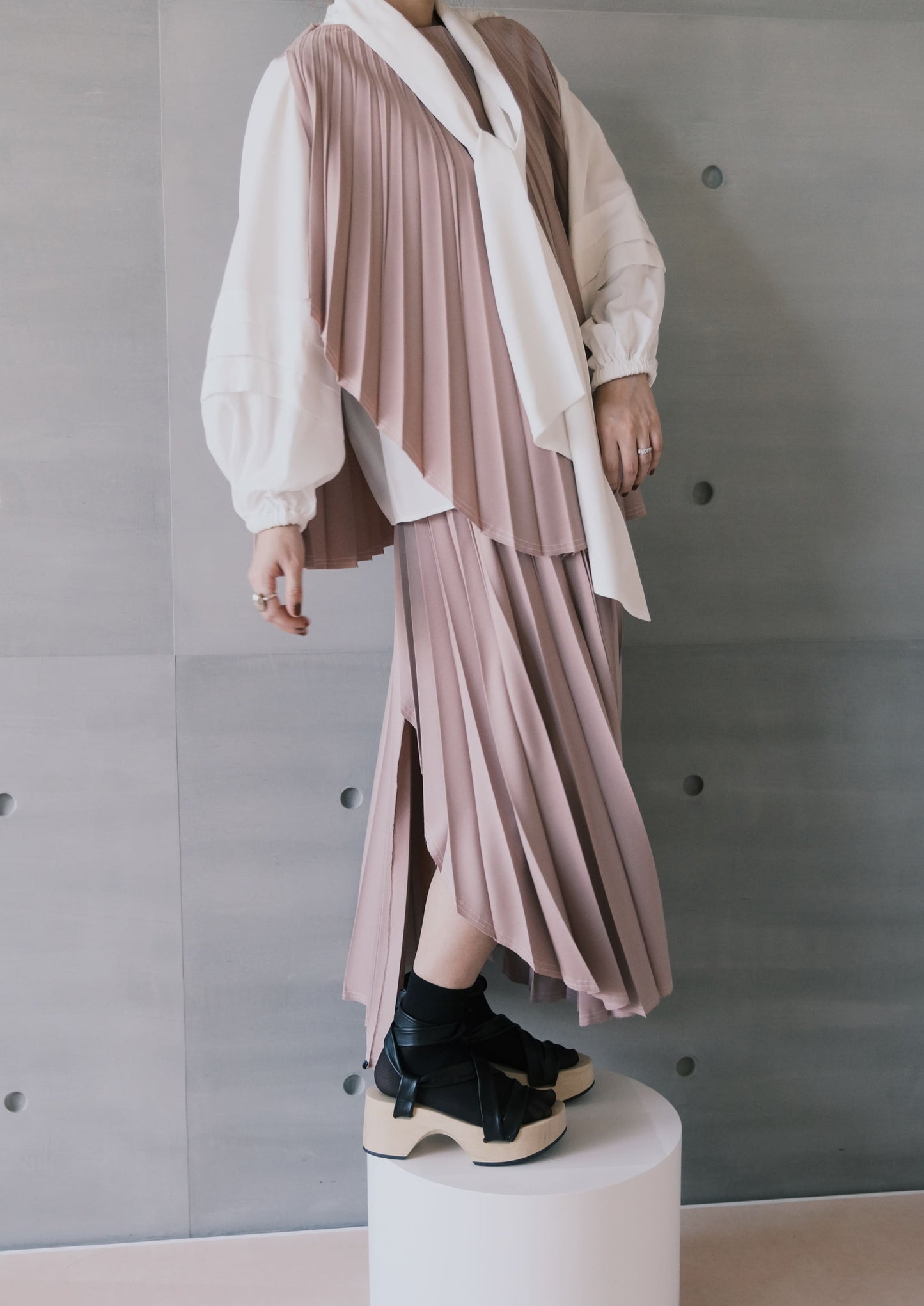 raw-edge curved-hem pleated skirt - dusty pink