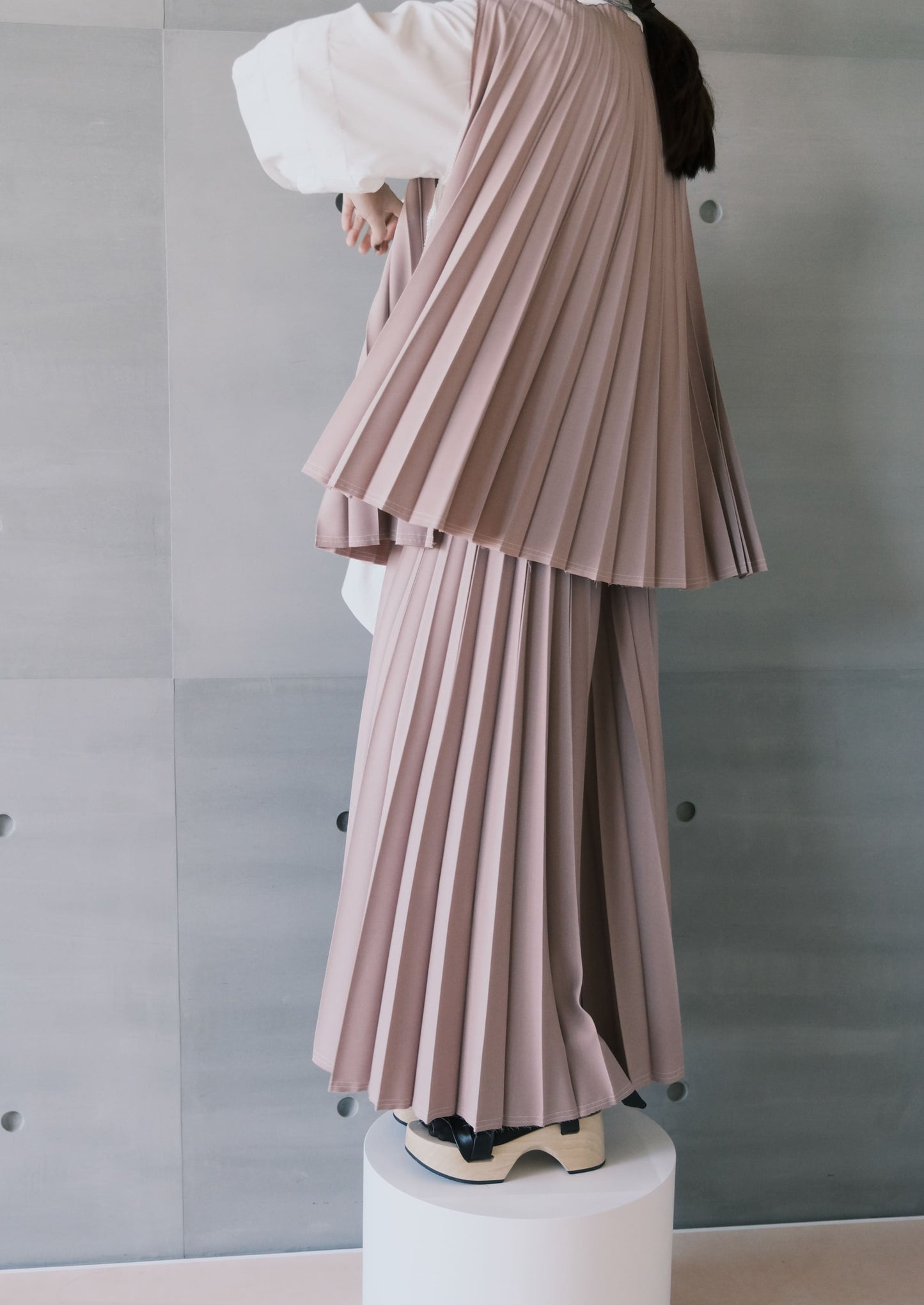raw-edge curved-hem pleated skirt - dusty pink