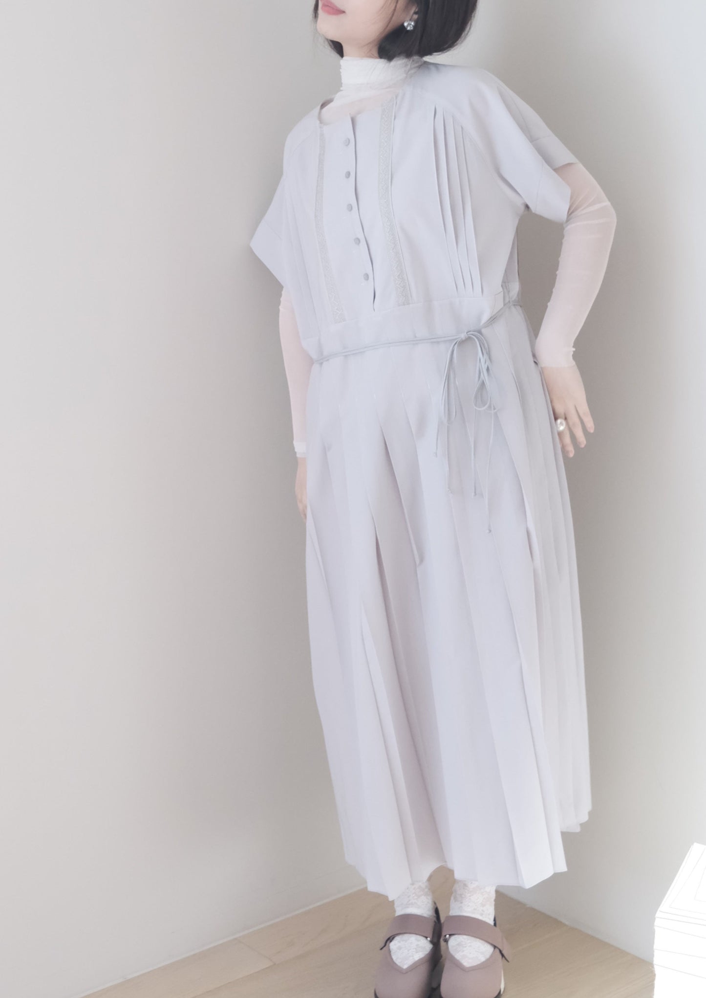 pleated midi dress with sliver lace trims (pre-order)