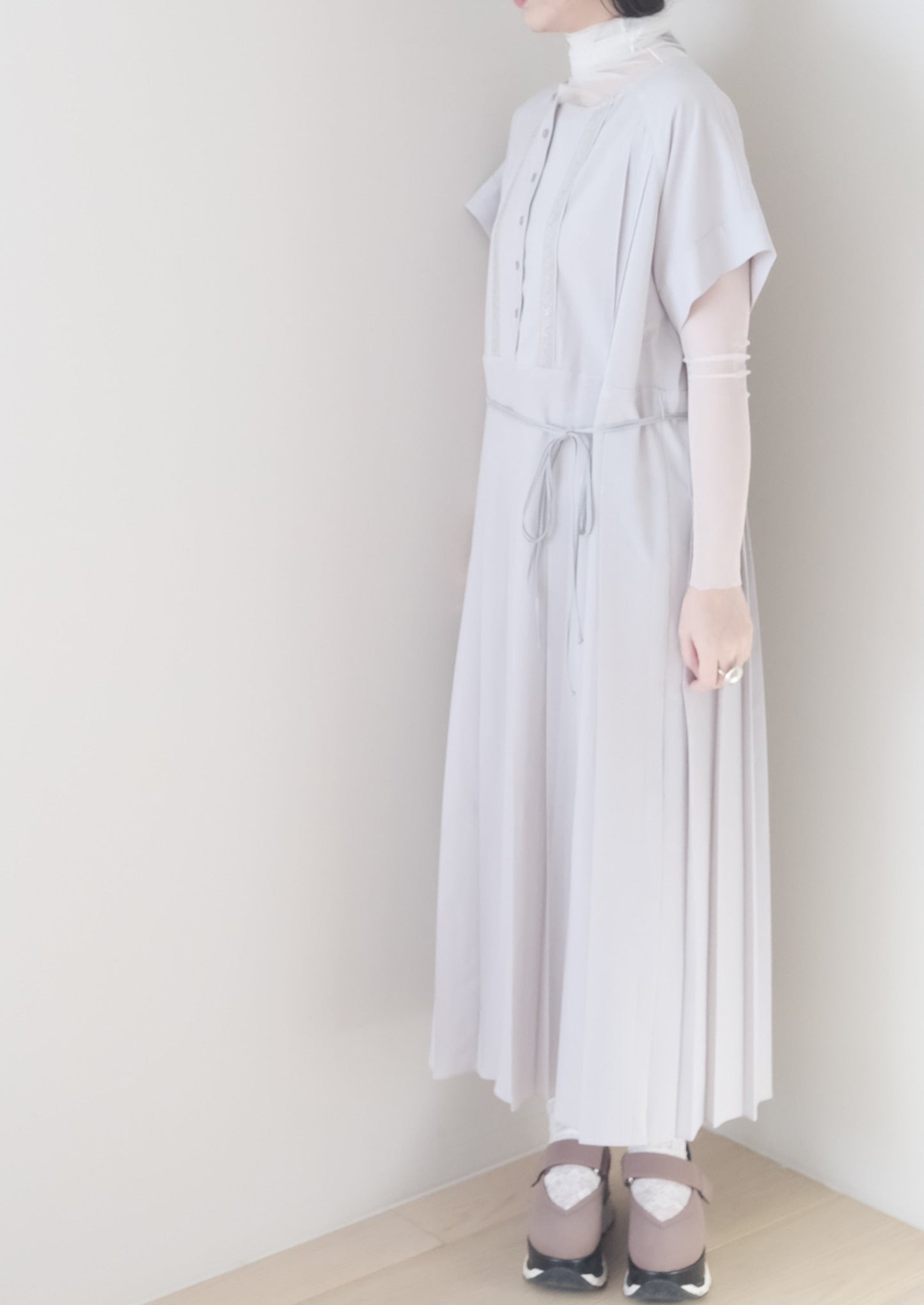 pleated midi dress with sliver lace trims (pre-order)