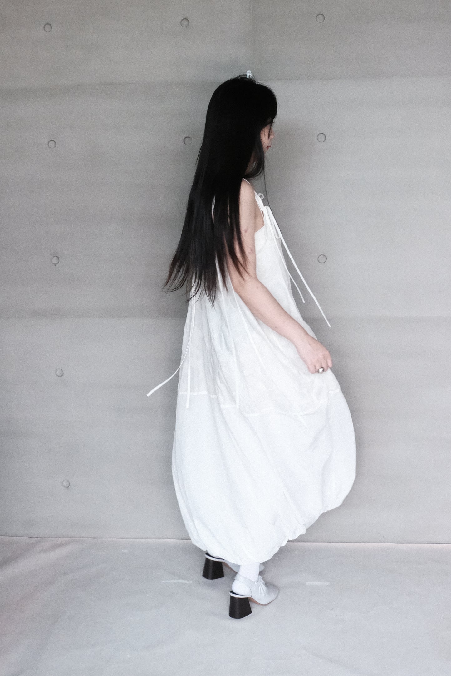 salt shrinking cloud strap dress (in-stock)