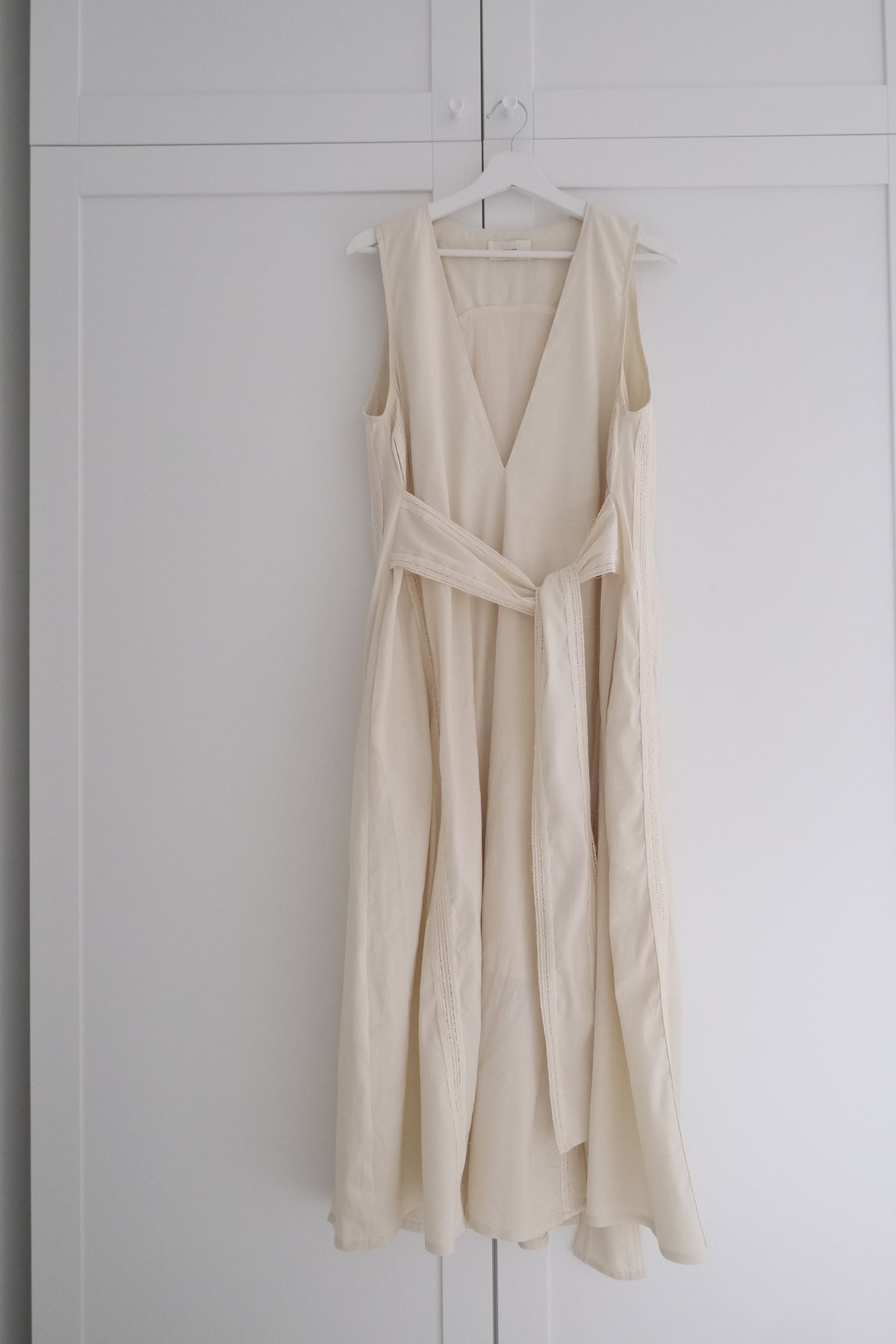 lace-panelled v-neck tie dress
