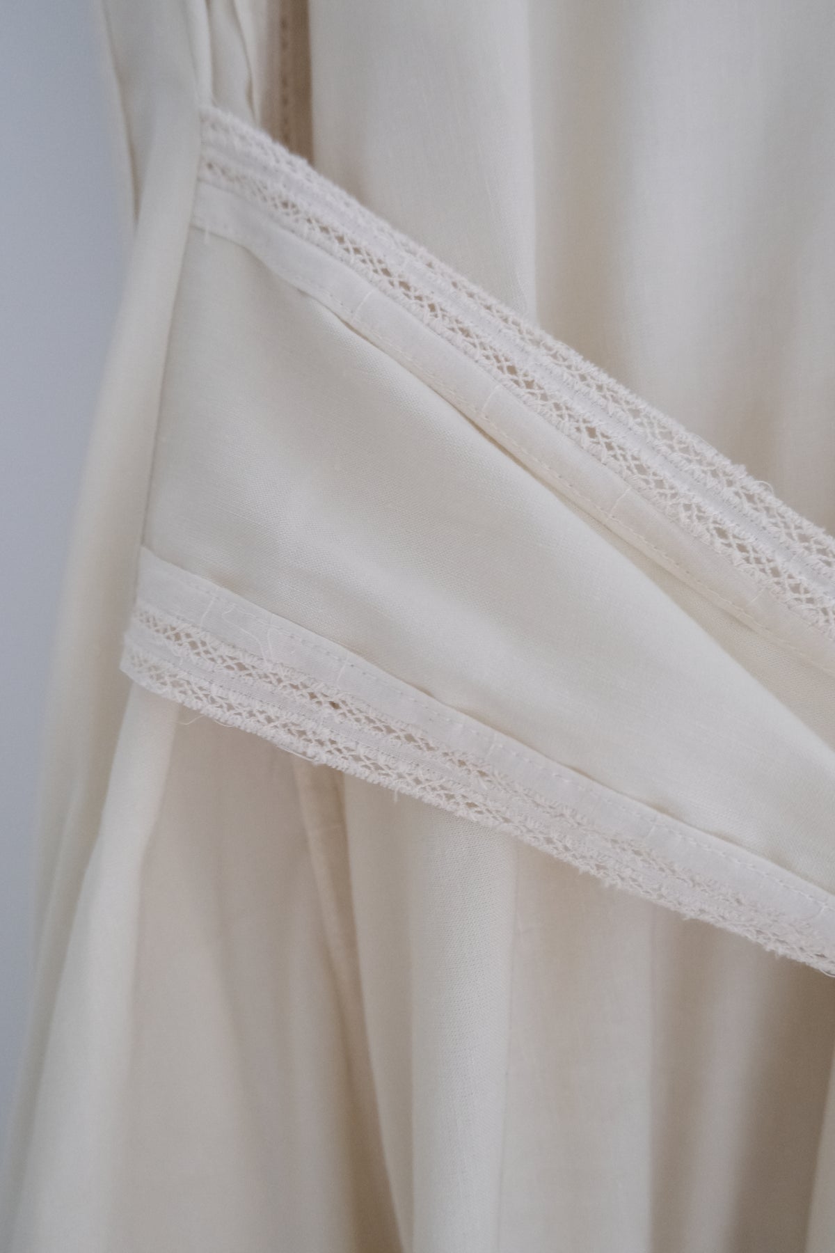 lace-panelled v-neck tie dress