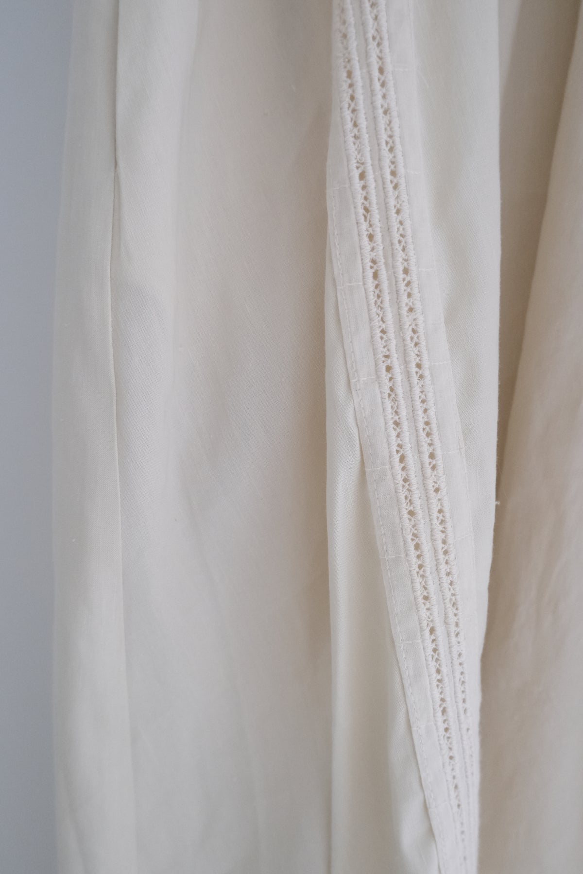 lace-panelled v-neck tie dress