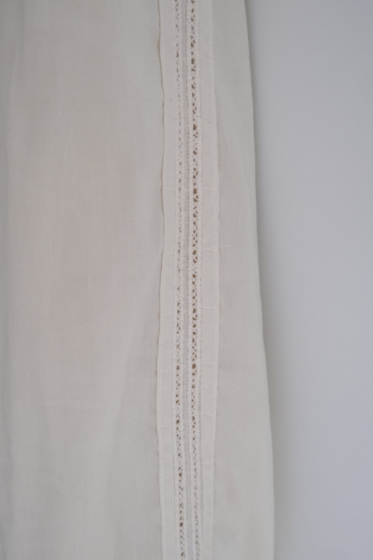 lace-panelled v-neck tie dress