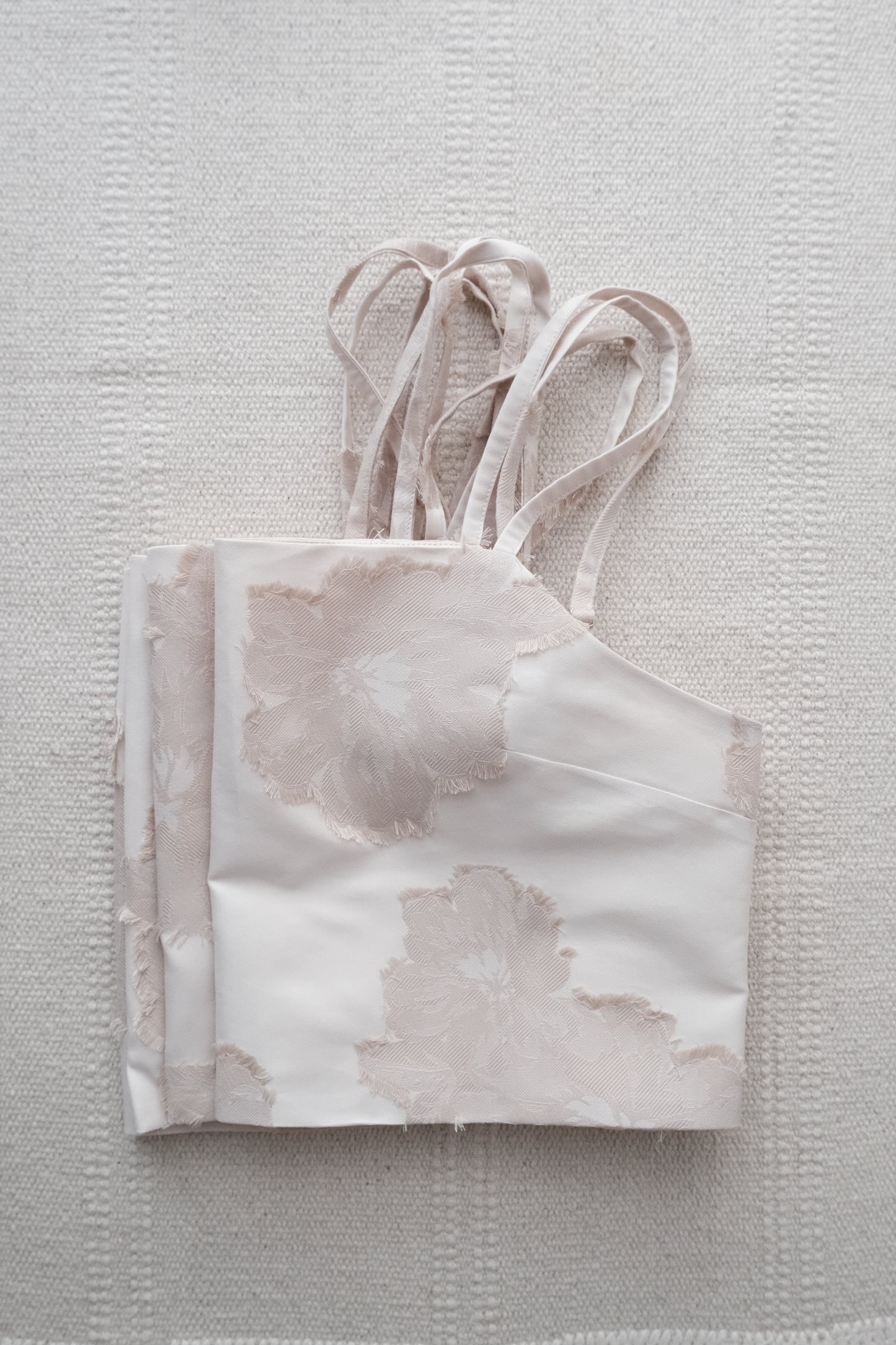 embroidery flower strap tank top (in-stock)