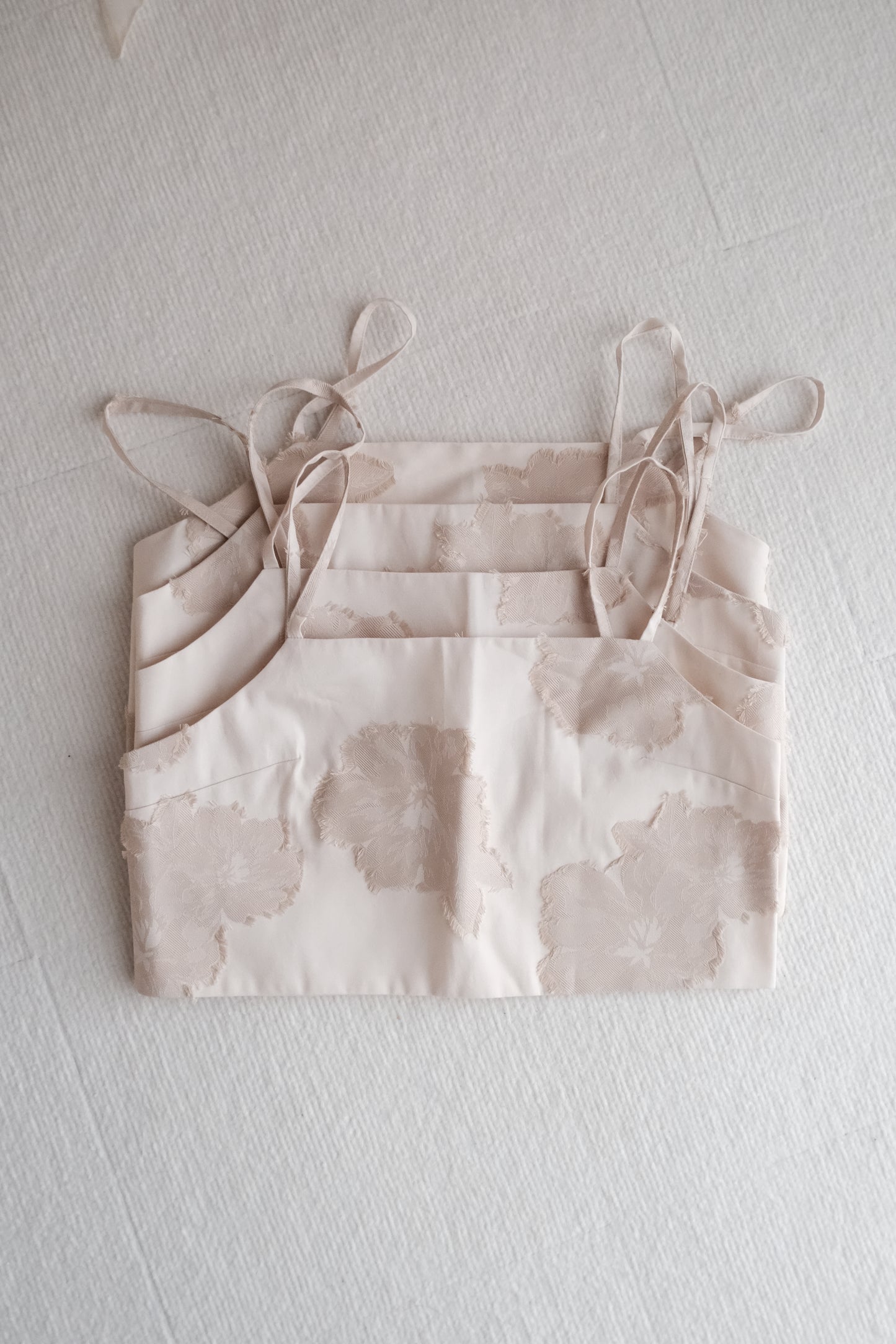 embroidery flower strap tank top (in-stock)