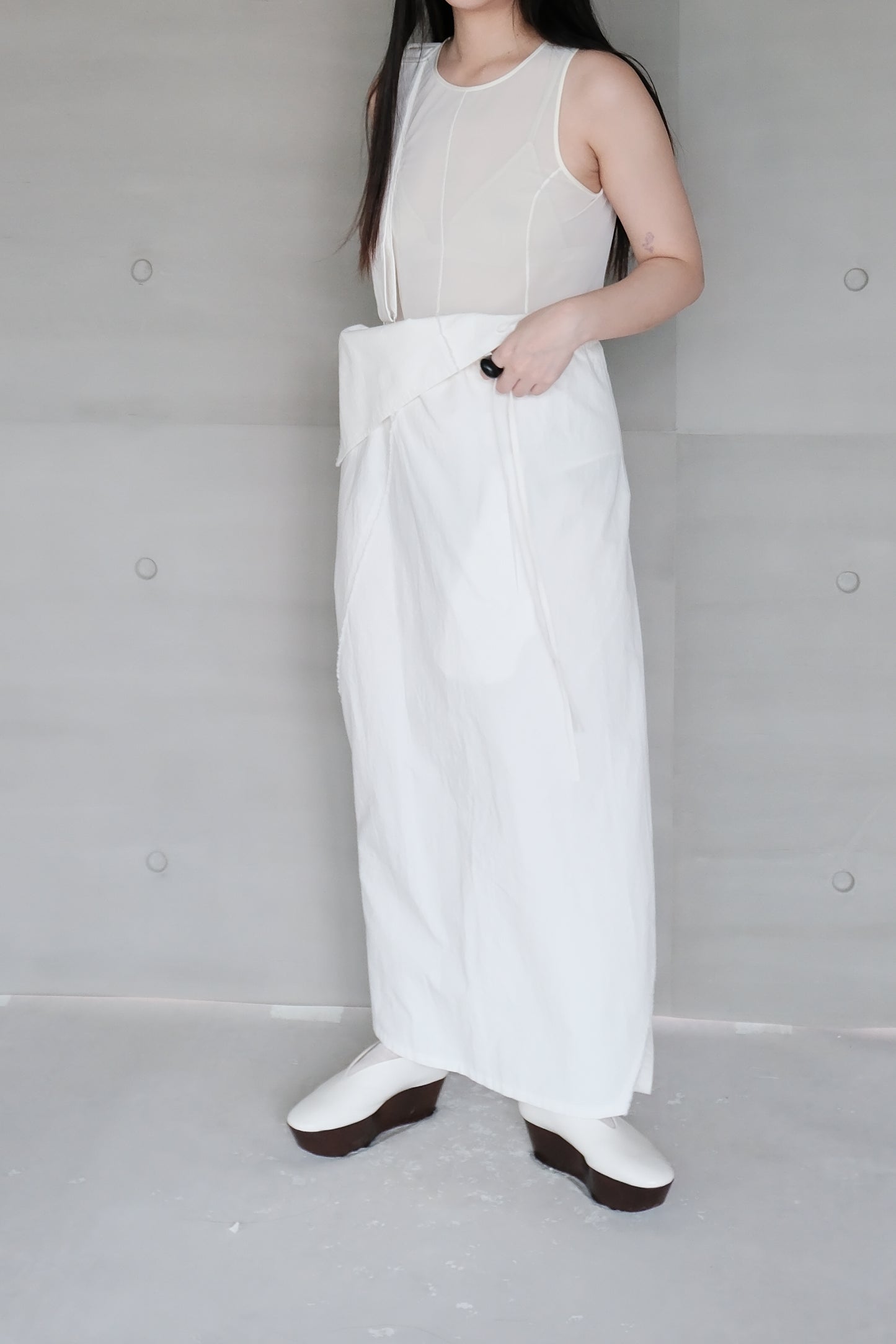 asymmetric folded line strap dress - white（pre-order)