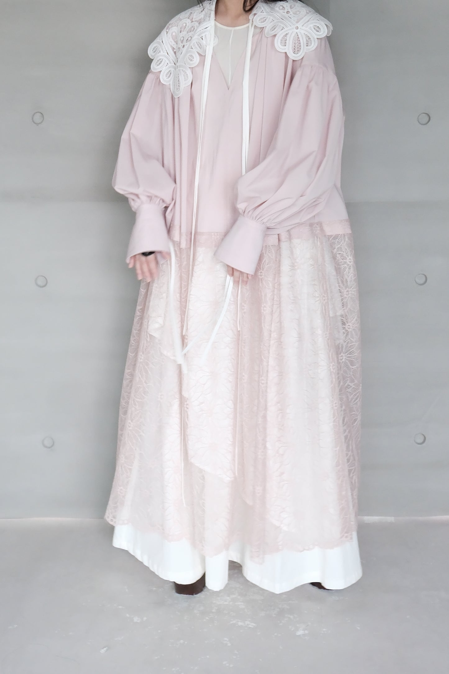 lace-paneled dress with voluminous sleeves - light pink ( in-stock)