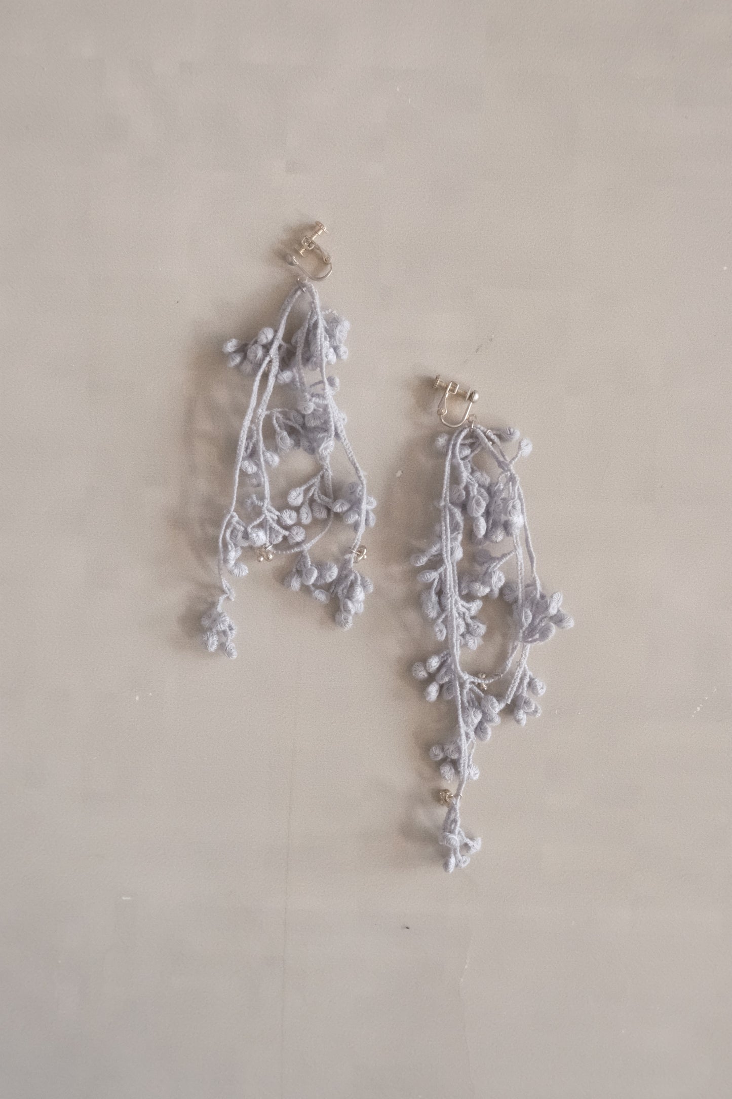 woven floral silver-bead earrings - blue