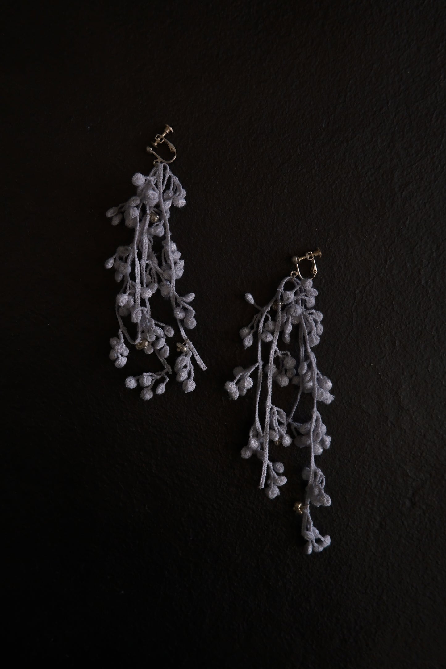 woven floral silver-bead earrings - blue