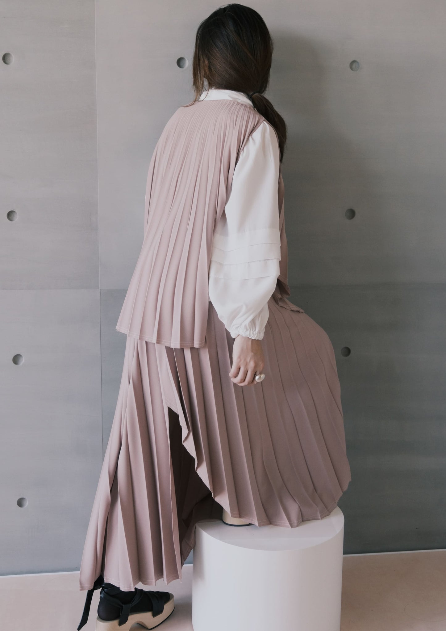 raw-edge curved-hem pleated skirt - dusty pink