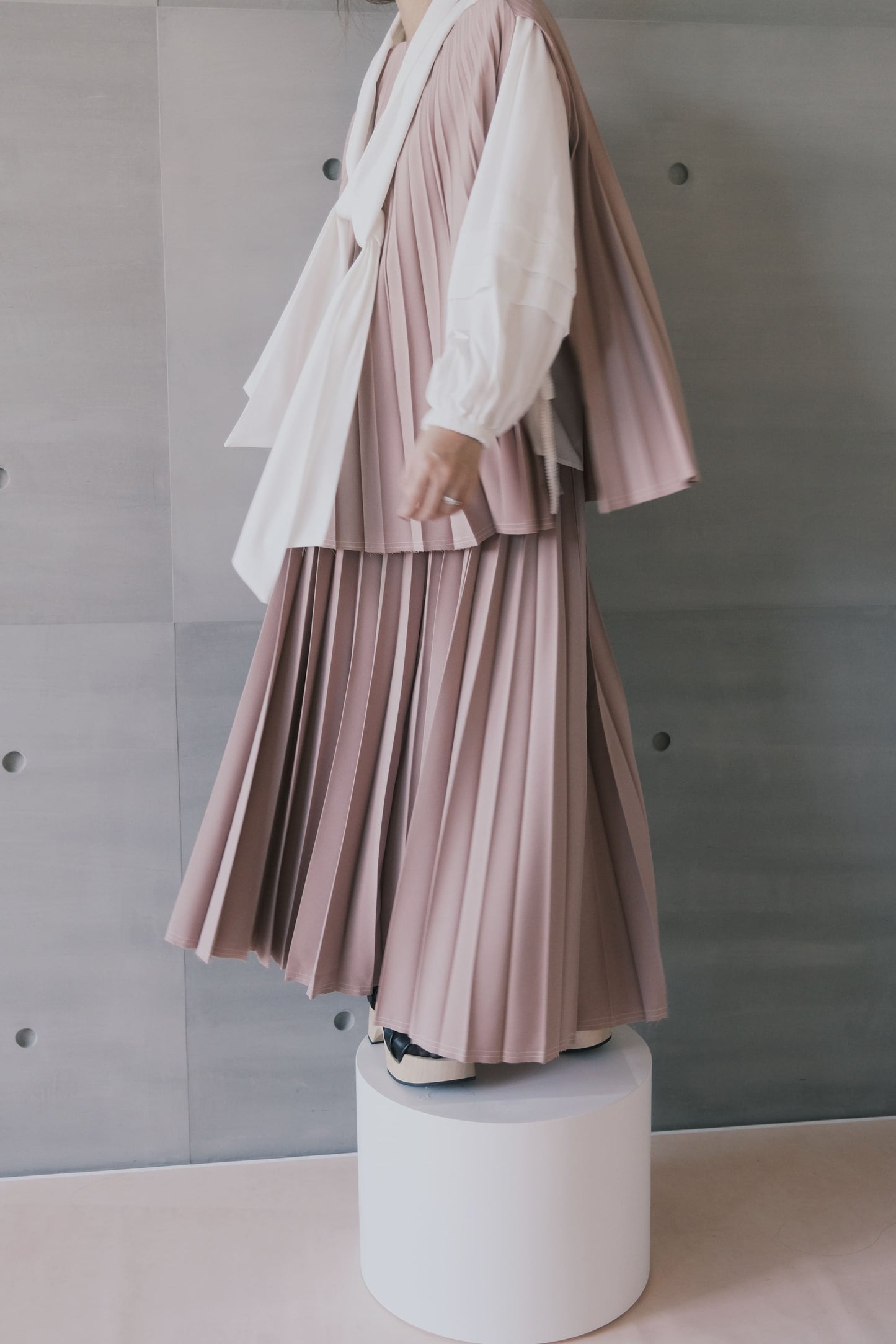 raw-edge curved-hem pleated skirt - dusty pink